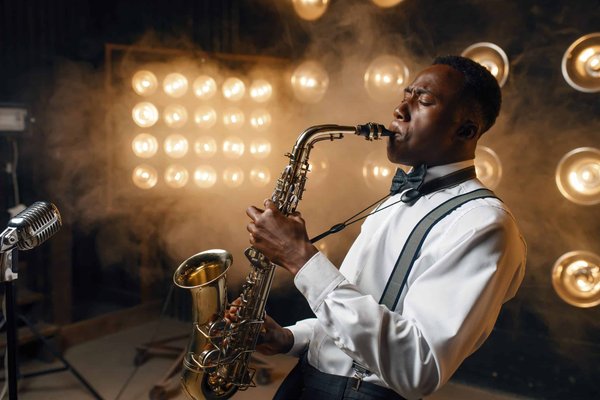Comment le jazz manouche se différencie-t-il des autres styles de jazz ?